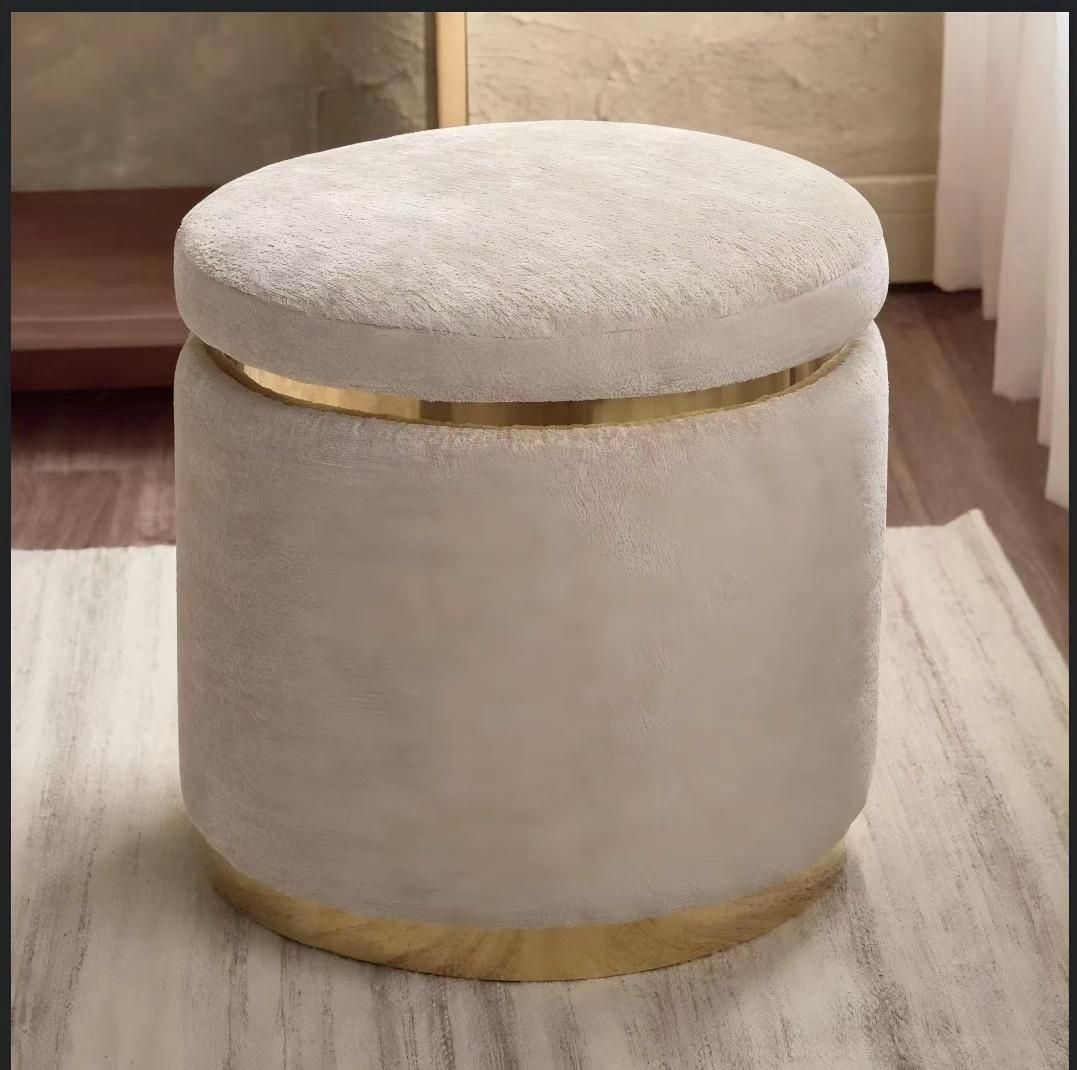 ROUND CURVY PUFF WITH GOLDEN ACCENTS